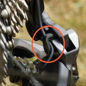 Držák (vodítko) kabelu pro přehazovačky Shimano Di2.  (3)