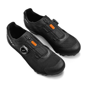 Tretry DMT KM4 Black/Black 1 (1)