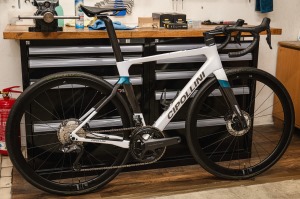 Cestný bicykel CIPOLLINI Bond Evo DB White Pearl/Carbon/Ottanio Shiny 2023 M
