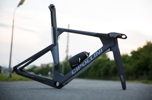 Rámová súprava CIPOLLINI NKTT Carbon Matt Grey/Matt Chrome Shiny L