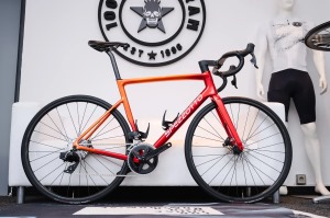 Cestný bicykel SPEZZOTTO Halifax L Disc Rival AXS Wind 400 56