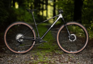 Horské kolo SUPERIOR XP 9.8 Matte Carbon/Dark Chrome 1 (1)