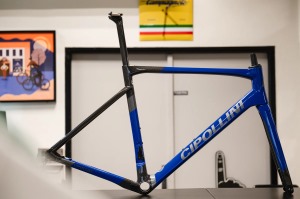 Rámová súprava Cipollini Dolomia Disc Dark Blue/Carbon Grey L