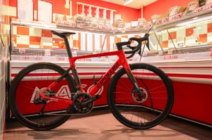 Cestný bicykel CIPOLLINI Bond Evo DB Red/Carbon/Red Metal Shiny 2023 M