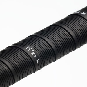 Omotávka FIZIK Vento Microtex 2 mm Tacky Black 01 (1)