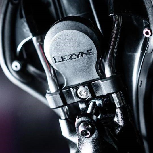 Sedlový držák LEZYNE Matrix Saddle Tagger na lokátor Apple AirTag (1)