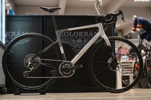 Cestný bicykel CIPOLLINI Itaca Grey/Dark Grey//Carbon Shiny/Matt 2025 M