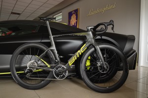 Cestný bicykel BMC R 01 Acid Wrap / Carbon veľ. 56
