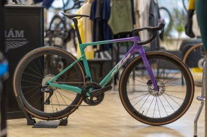 Silniční kolo KTM Revelator Alto Prime Ultegra DI2 Smaragd / Violet prodejna (2)